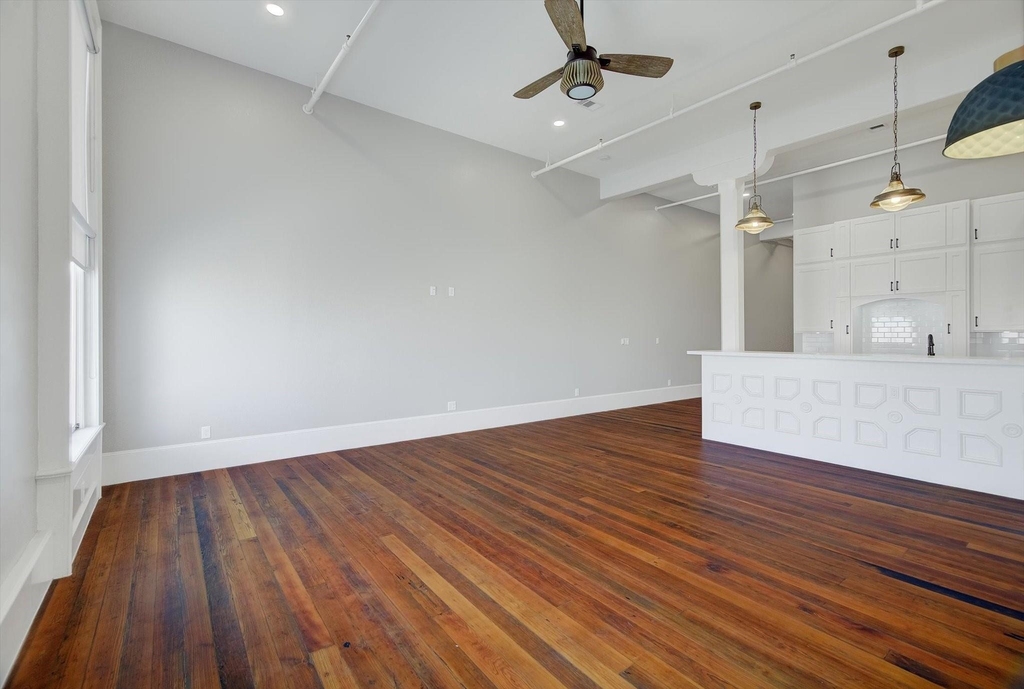 2206 Strand - Photo 8