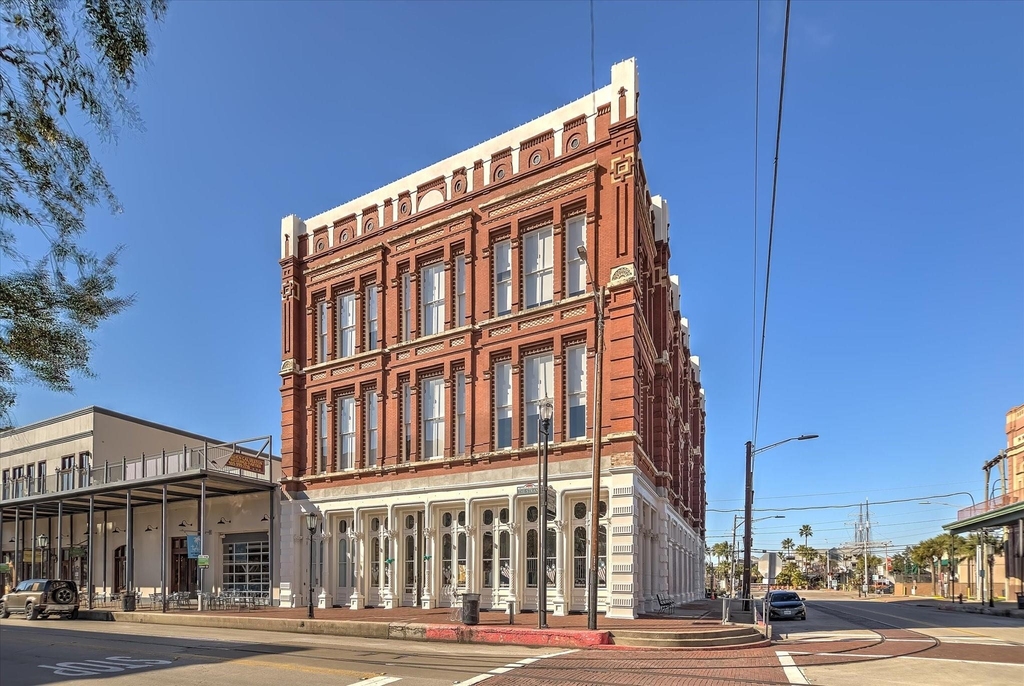 2206 Strand - Photo 0