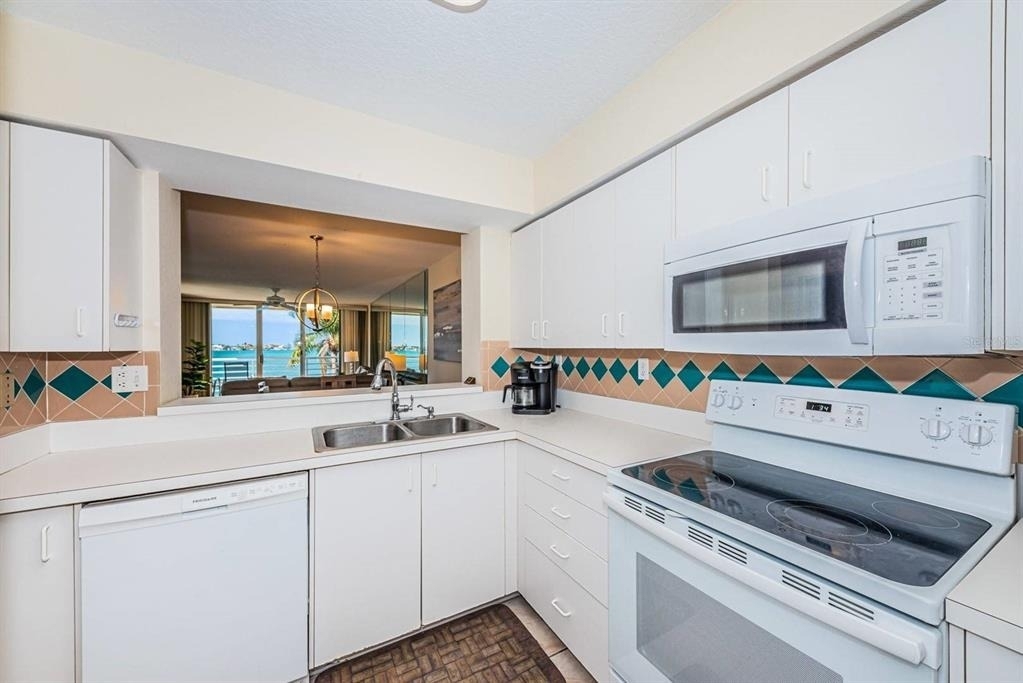 6105 Bahia Del Mar Circle - Photo 3