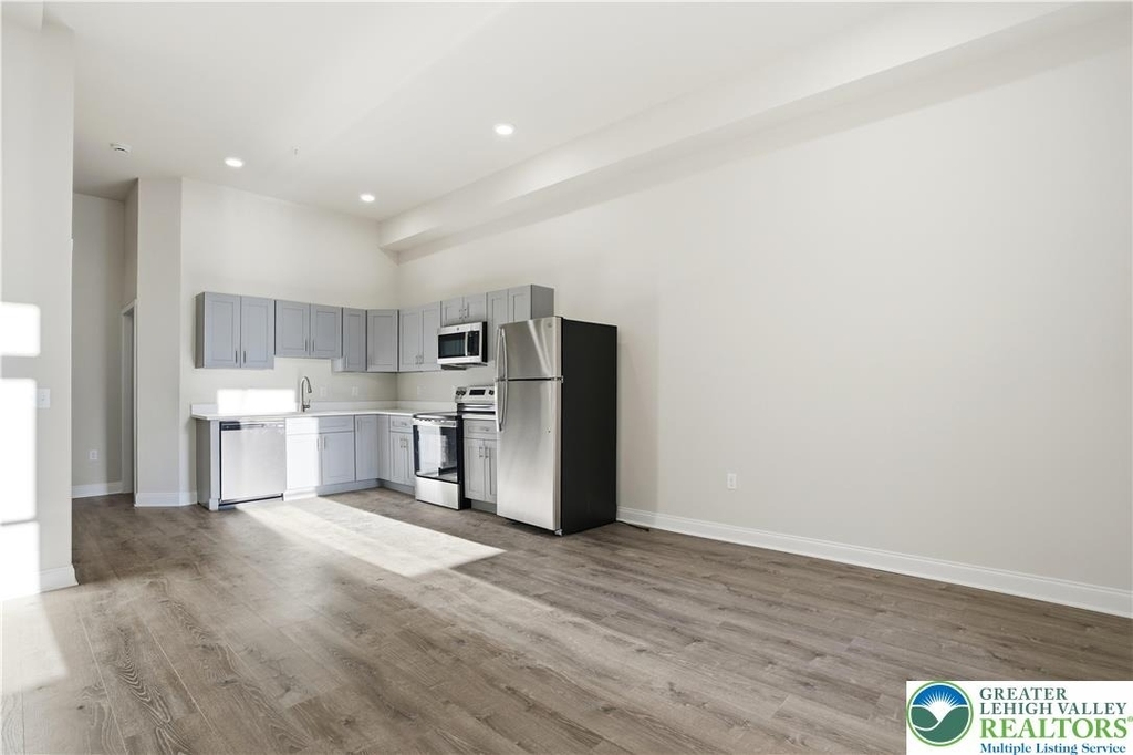 109 S Centre Street - Photo 2