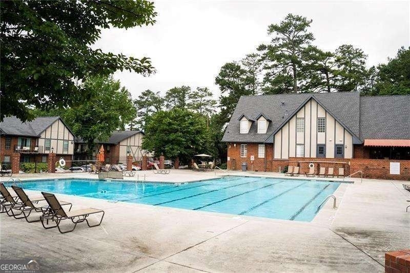 6851 Roswell Road - Photo 32