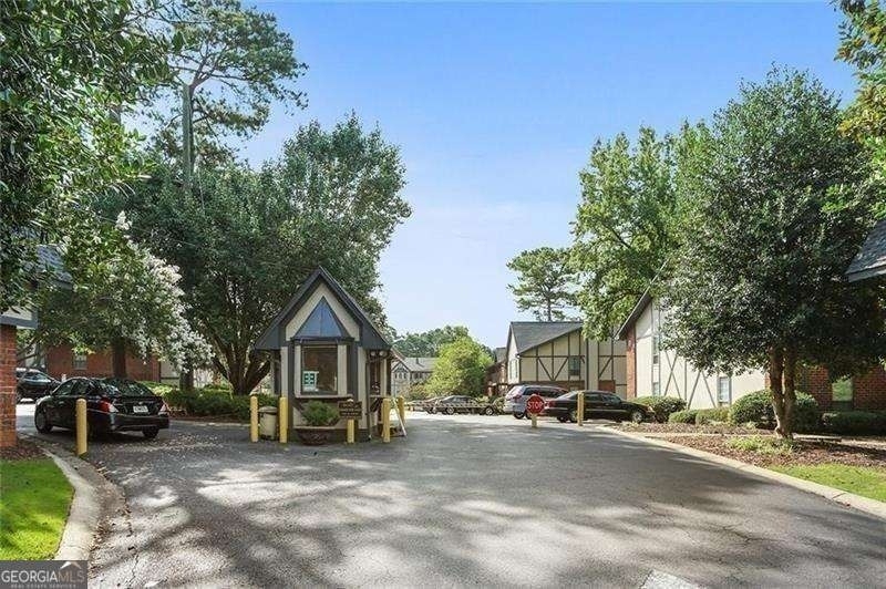 6851 Roswell Road - Photo 31