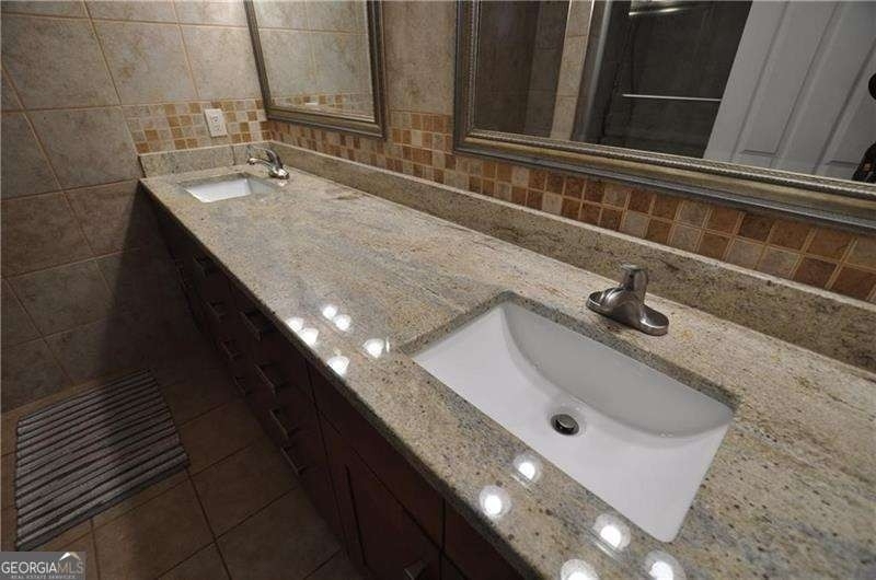 6851 Roswell Road - Photo 15