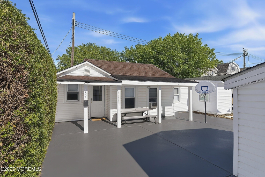 206 16th Avenue - Photo 0
