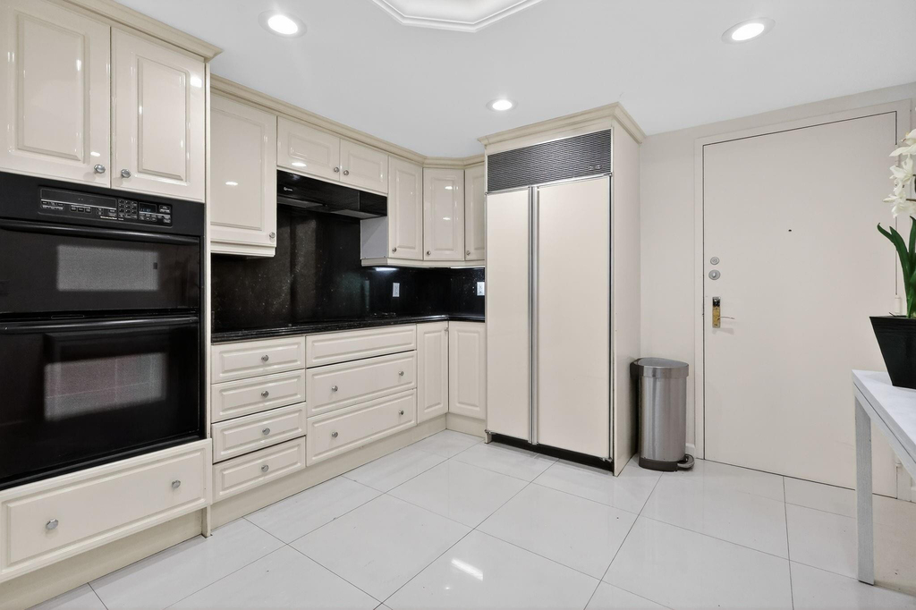 9595 Collins Avenue - Photo 11