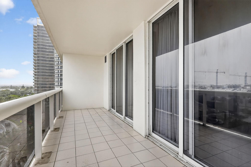 9595 Collins Avenue - Photo 35