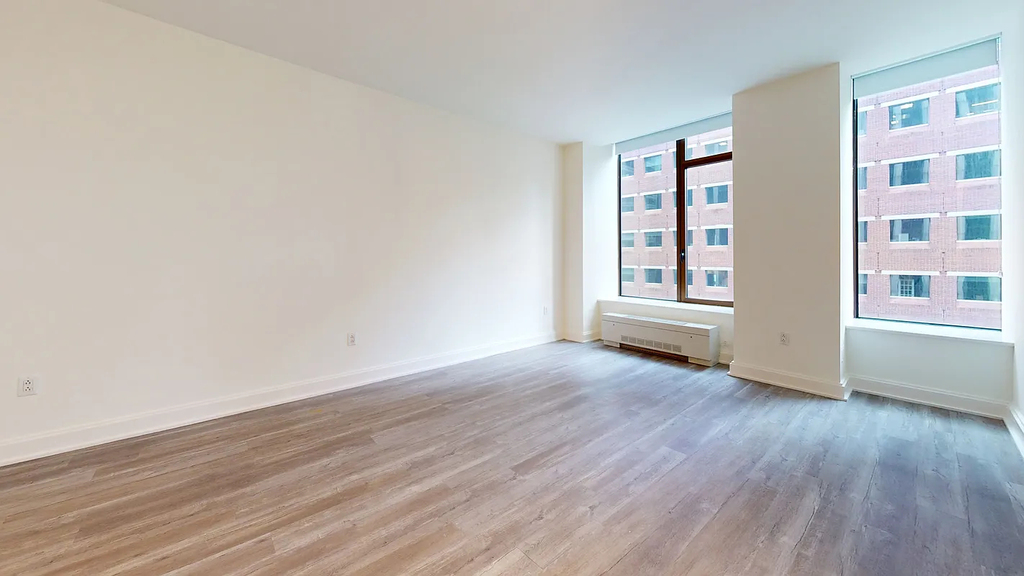 Hanover Square - Photo 1