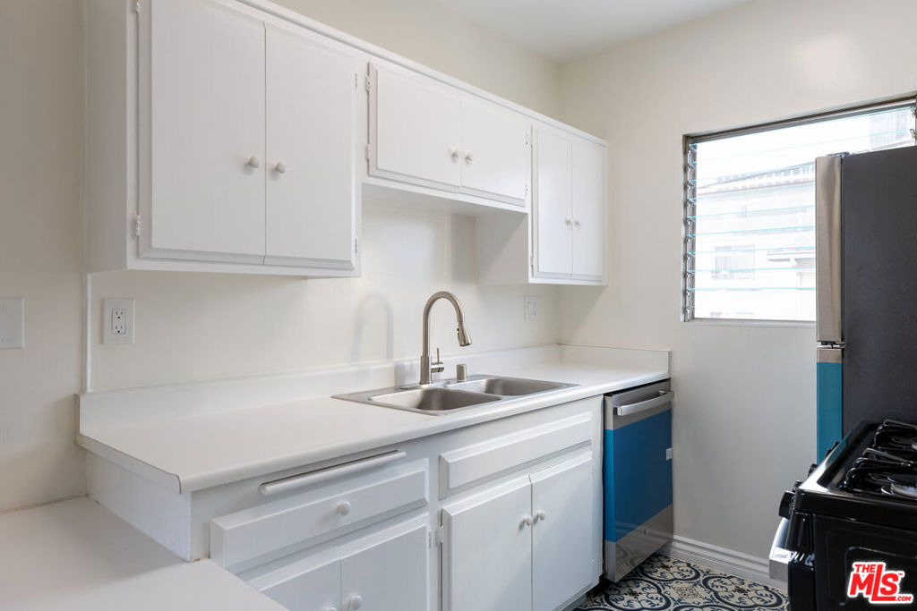 1295 Federal Avenue - Photo 10