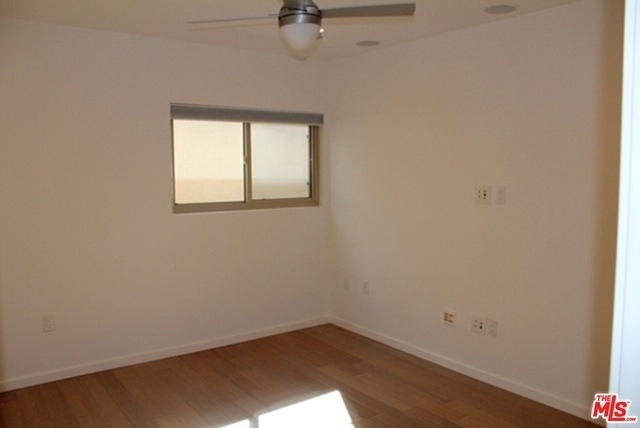141 S Clark Drive - Photo 4