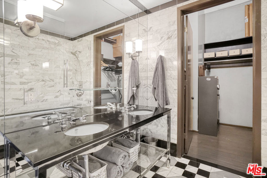 1645 Vine Street - Photo 22