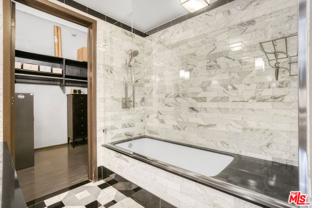 1645 Vine Street - Photo 23