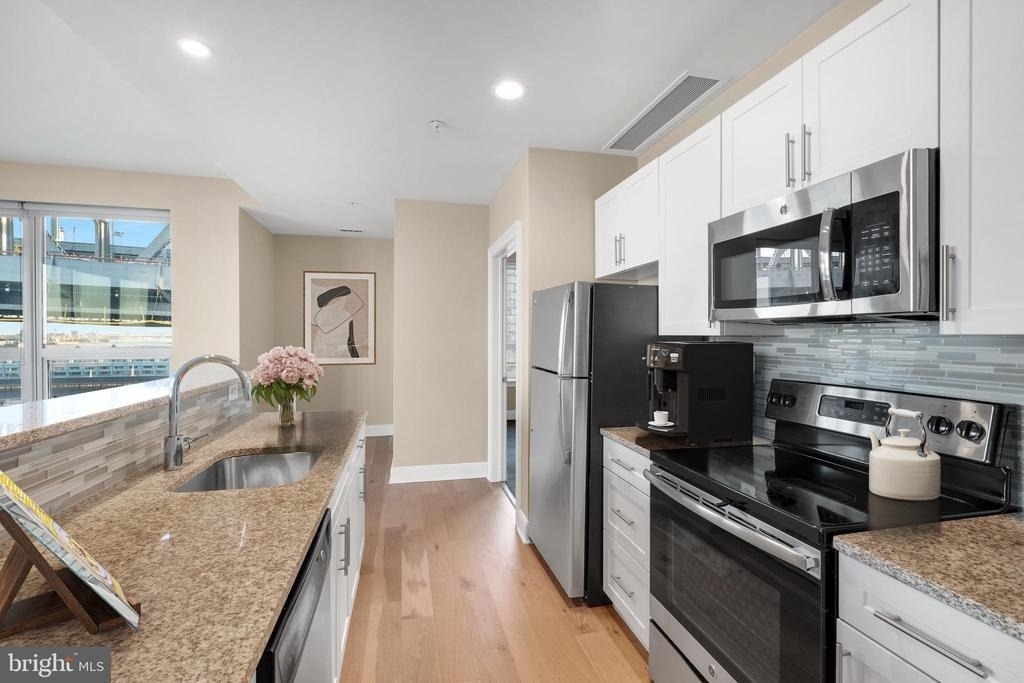 235 N Columbus Boulevard - Photo 2