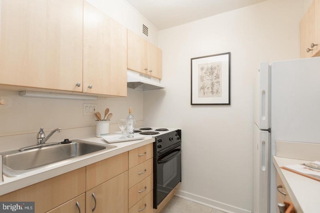224 W Rittenhouse Square - Photo 2