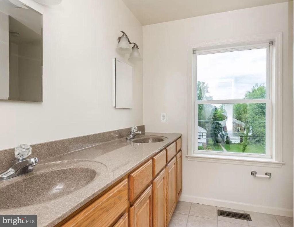 5235 Crowson Avenue - Photo 2