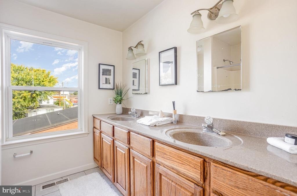 5235 Crowson Avenue - Photo 12