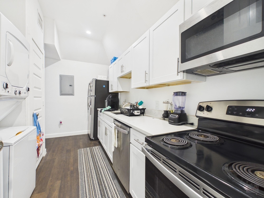 1010 W 26th St - Photo 0