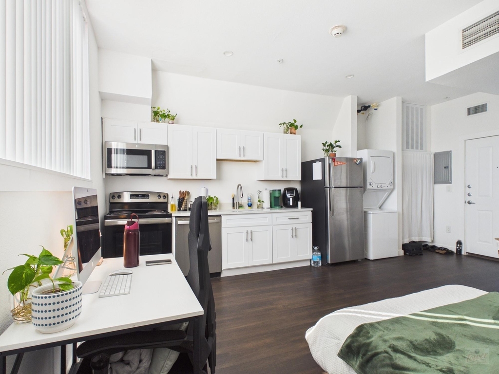 1010 W 26th St - Photo 2