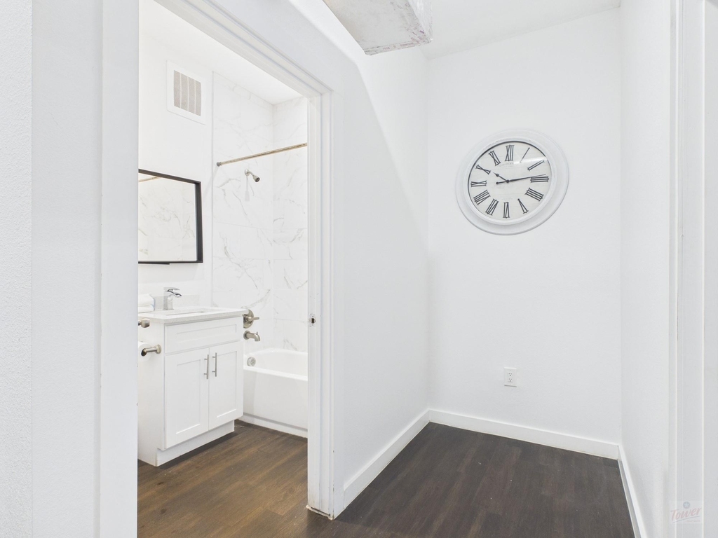 1010 W 26th St - Photo 11