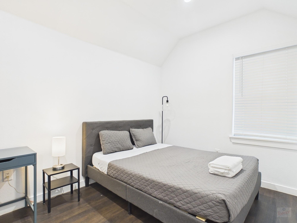 1010 W 26th St - Photo 3