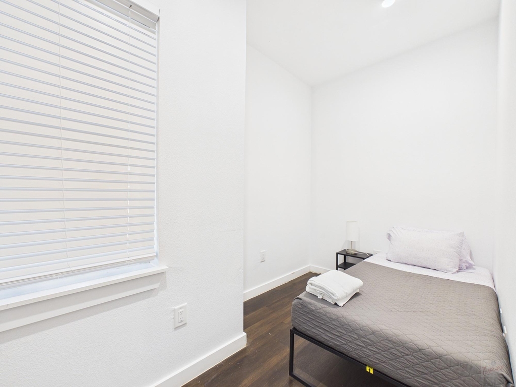 1010 W 26th St - Photo 15