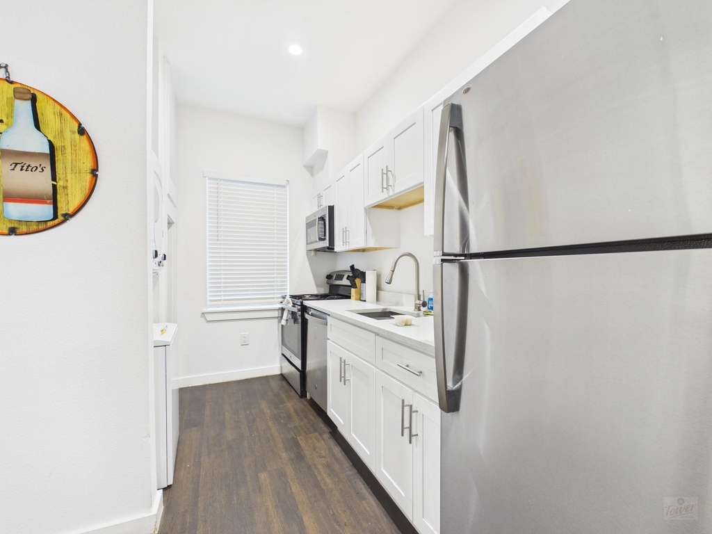 1010 W 26th St - Photo 2
