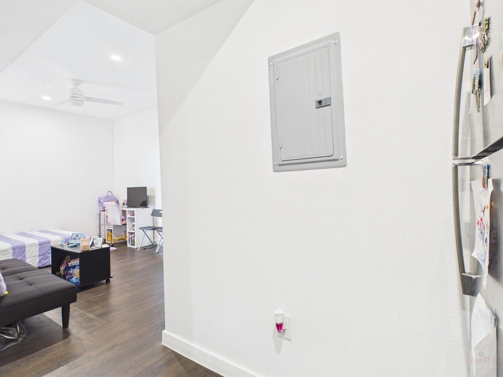 1010 W 26th St - Photo 2