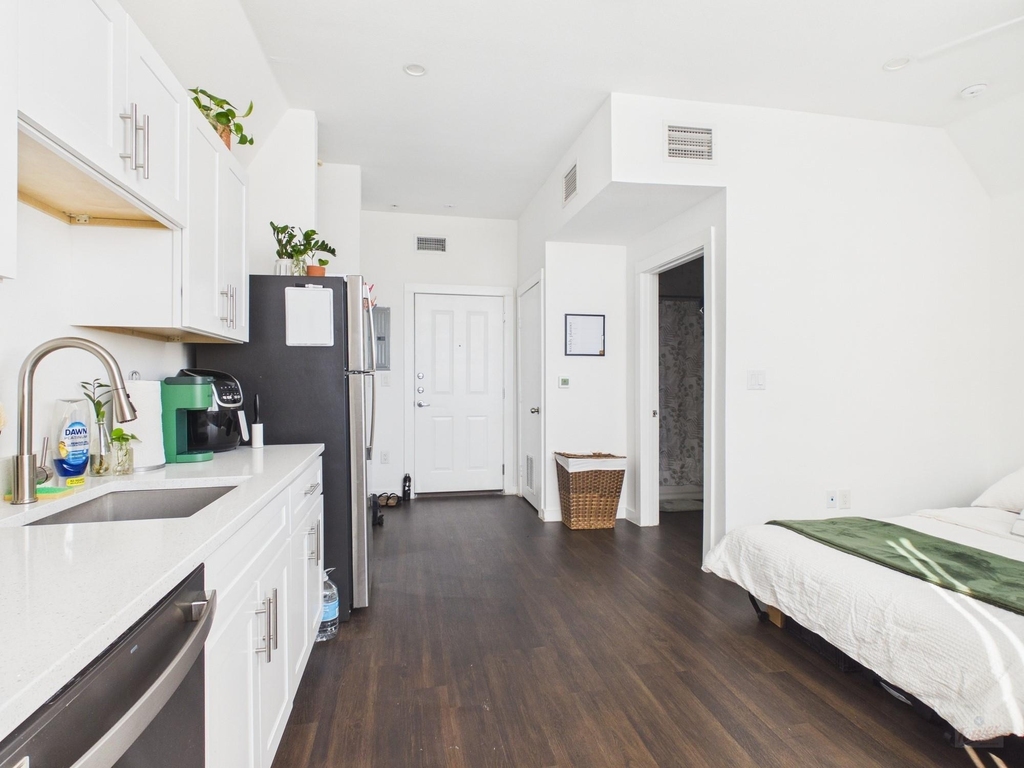1010 W 26th St - Photo 3