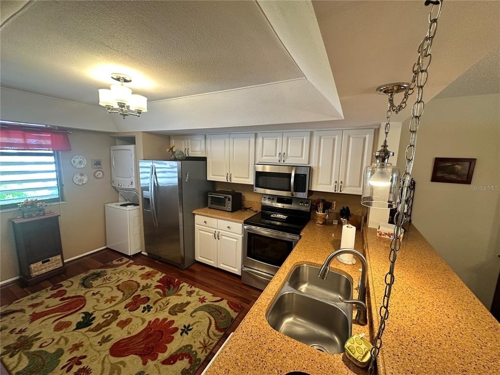577 Lakeside Drive - Photo 3
