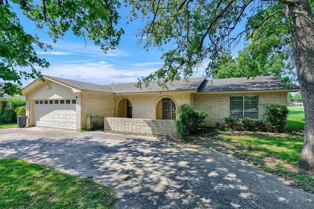 910 Kiowa Drive W - Photo 0