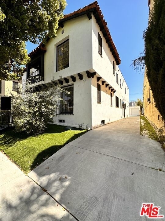 418 N Stanley Avenue - Photo 32