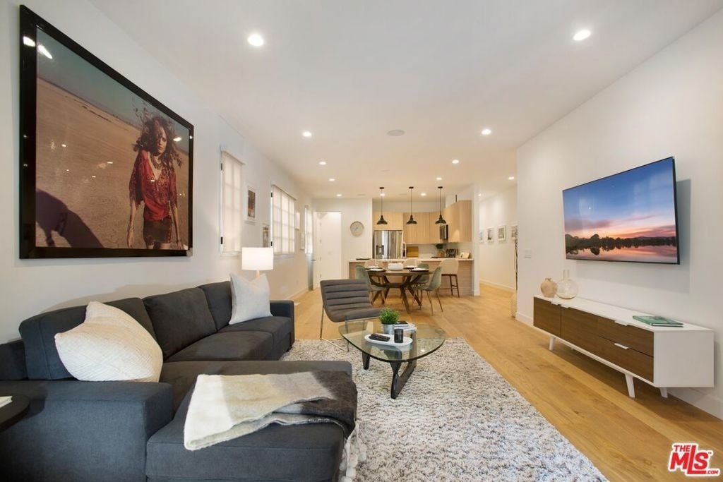 418 N Stanley Avenue - Photo 2