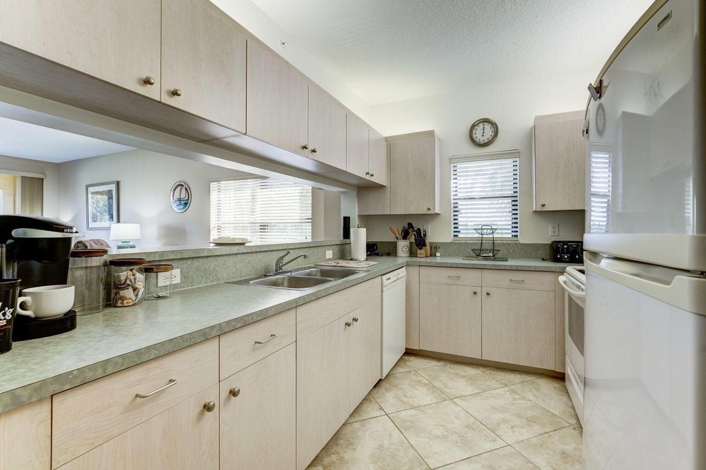 300 Uno Lago Drive - Photo 10