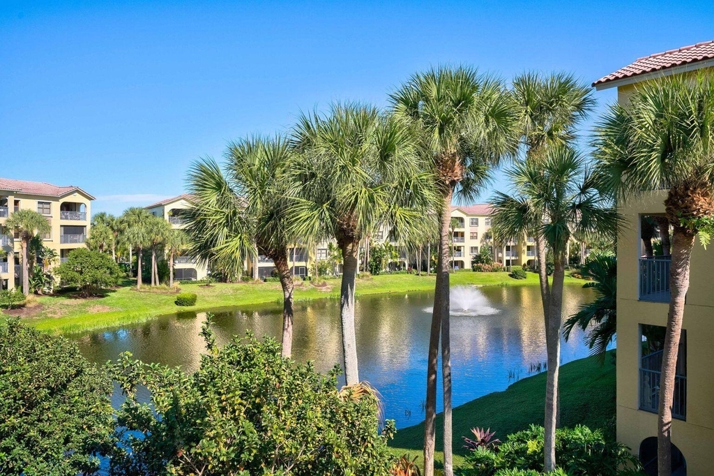 300 Uno Lago Drive - Photo 0