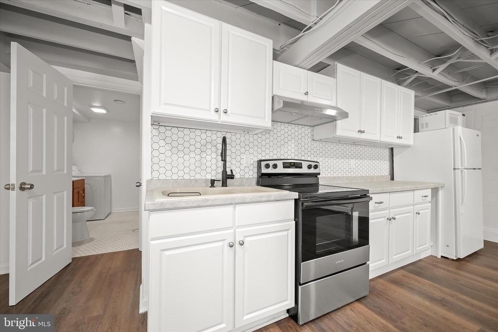 1639 The Strand, Basement Apt. - Photo 14