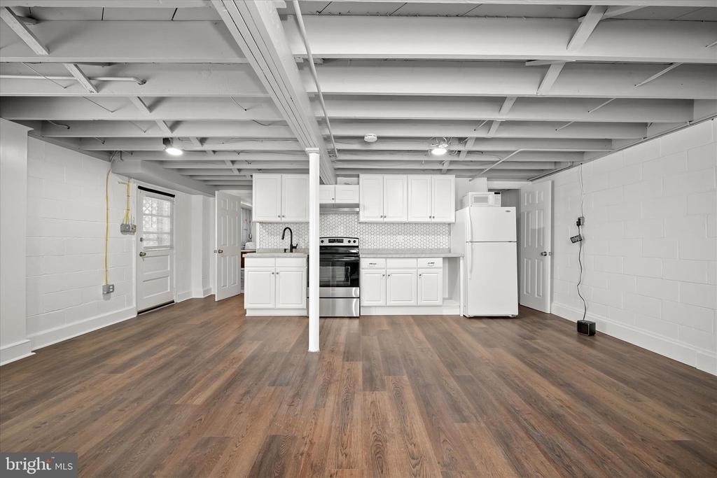 1639 The Strand, Basement Apt. - Photo 10