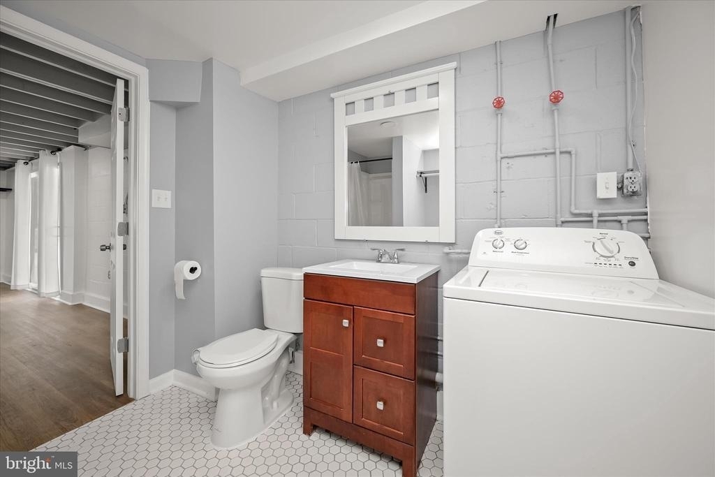 1639 The Strand, Basement Apt. - Photo 16