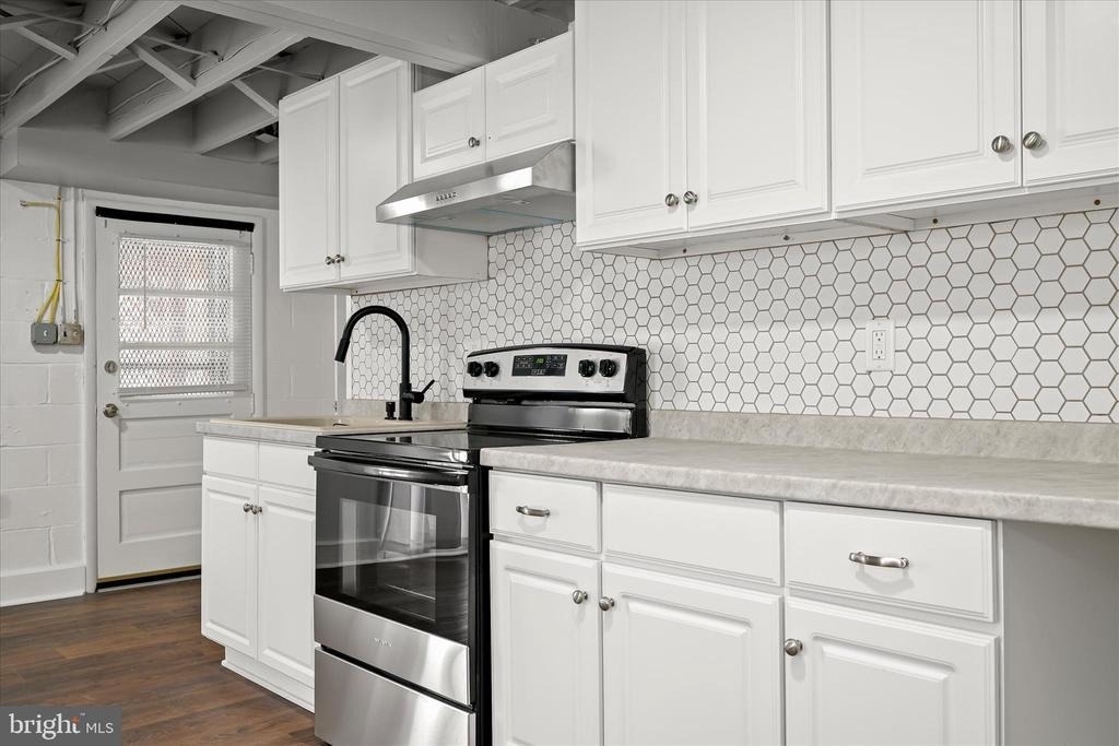 1639 The Strand, Basement Apt. - Photo 9