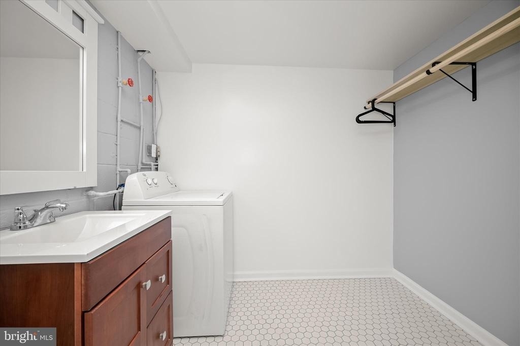 1639 The Strand, Basement Apt. - Photo 17
