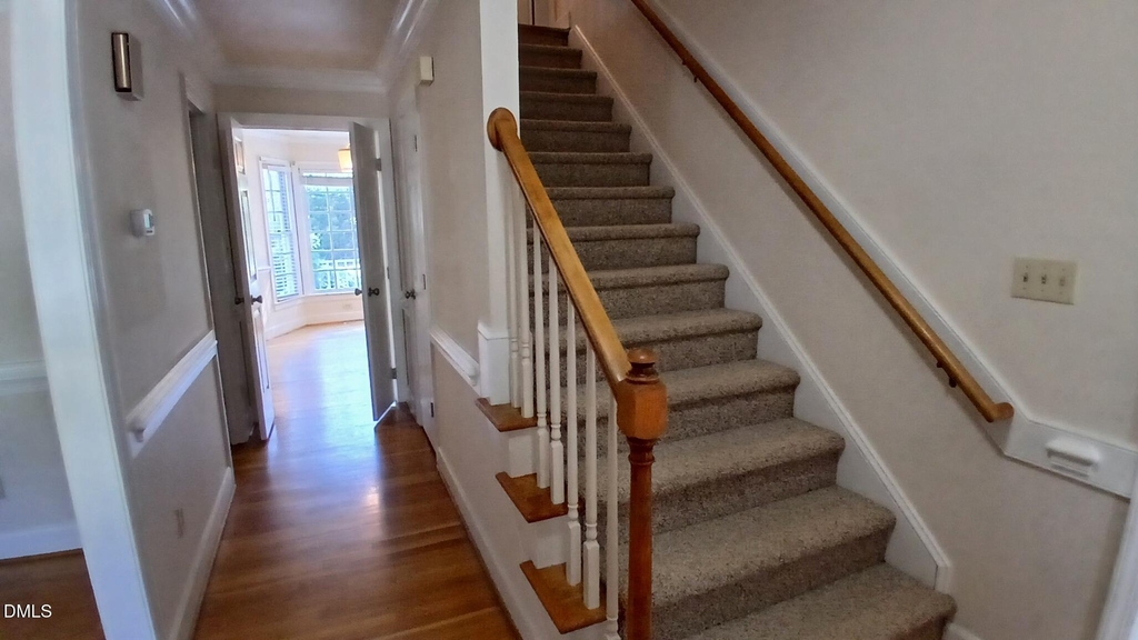 1817 Thorpshire - Photo 4