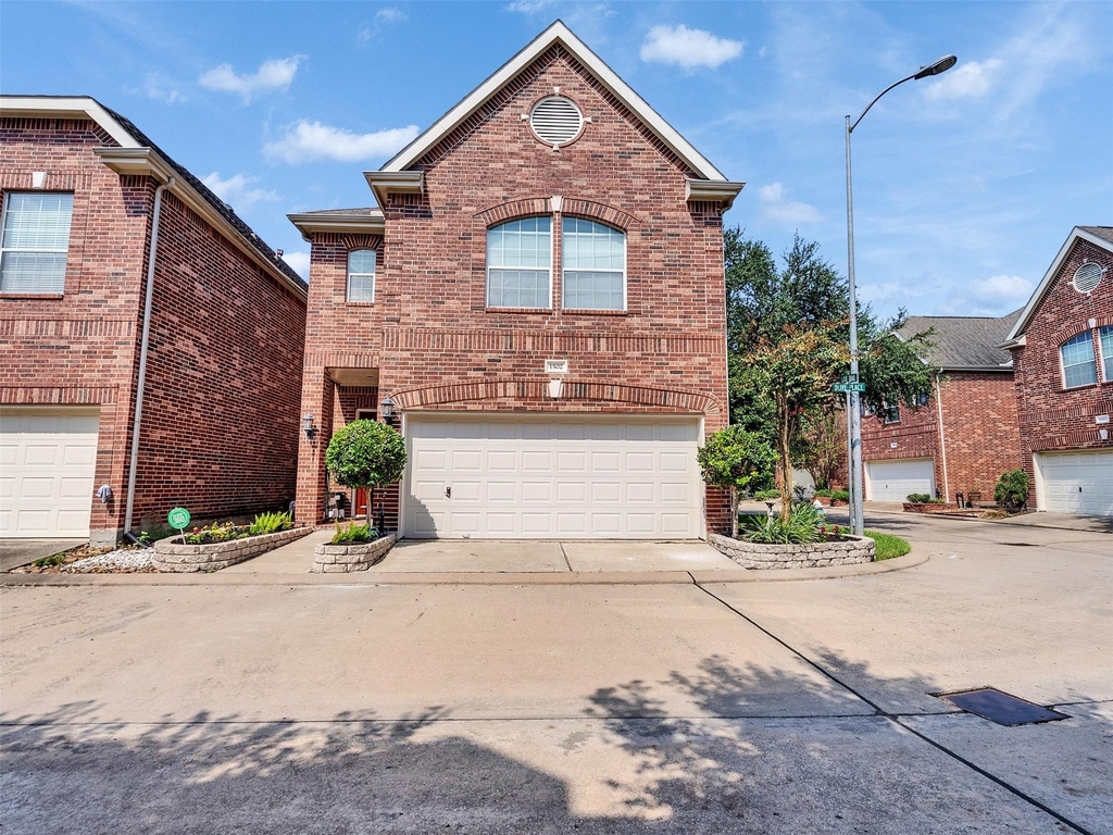 1502 Olive Place - Photo 0