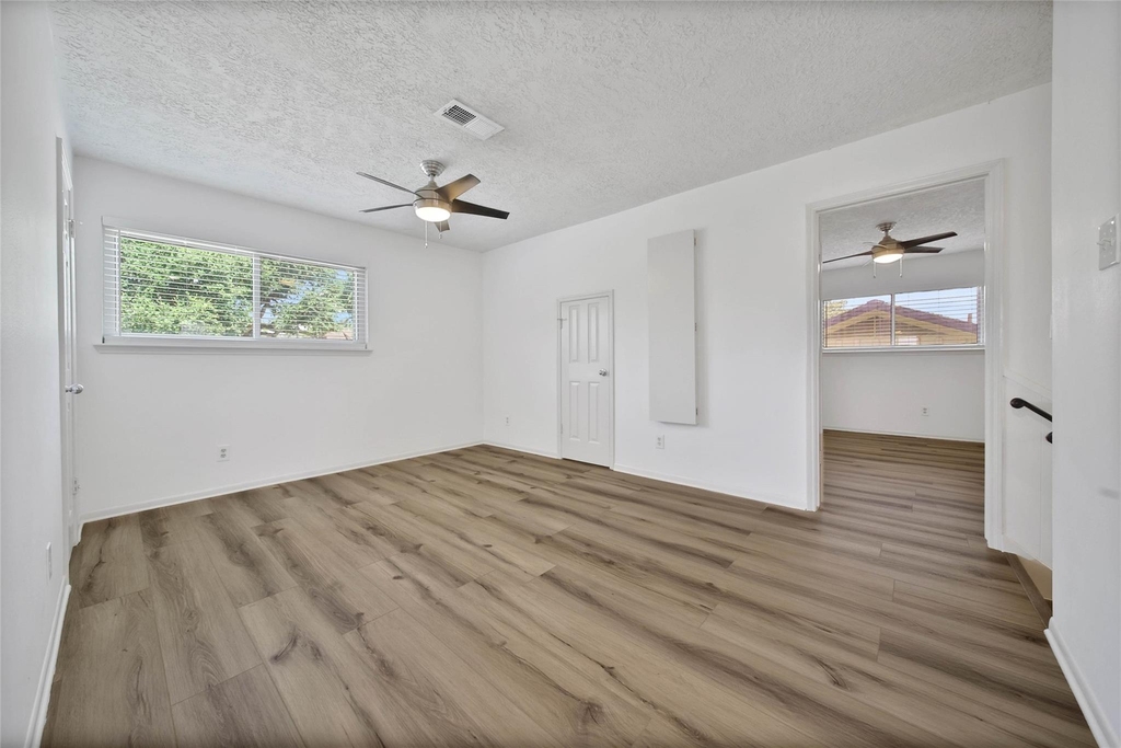 9411 Roos Road - Photo 32