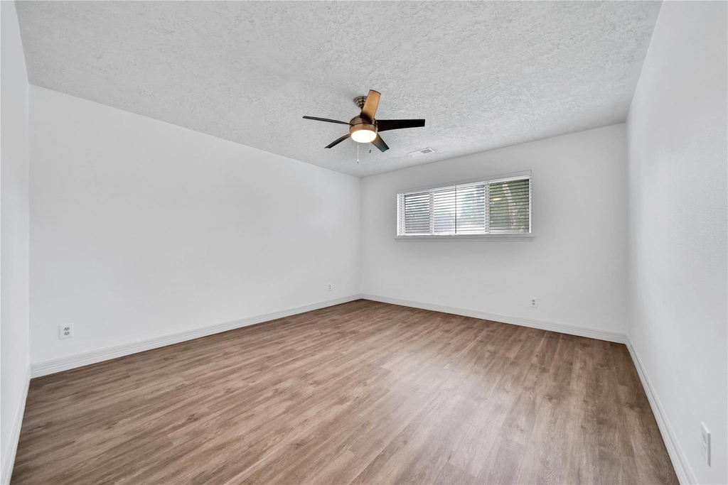 9411 Roos Road - Photo 24