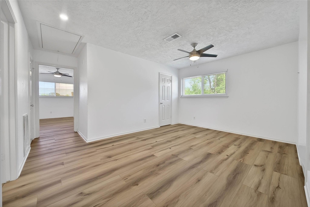 9411 Roos Road - Photo 33