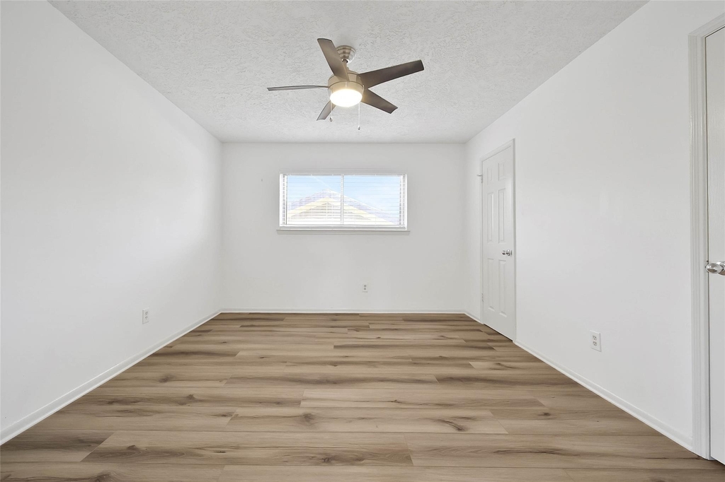 9411 Roos Road - Photo 37