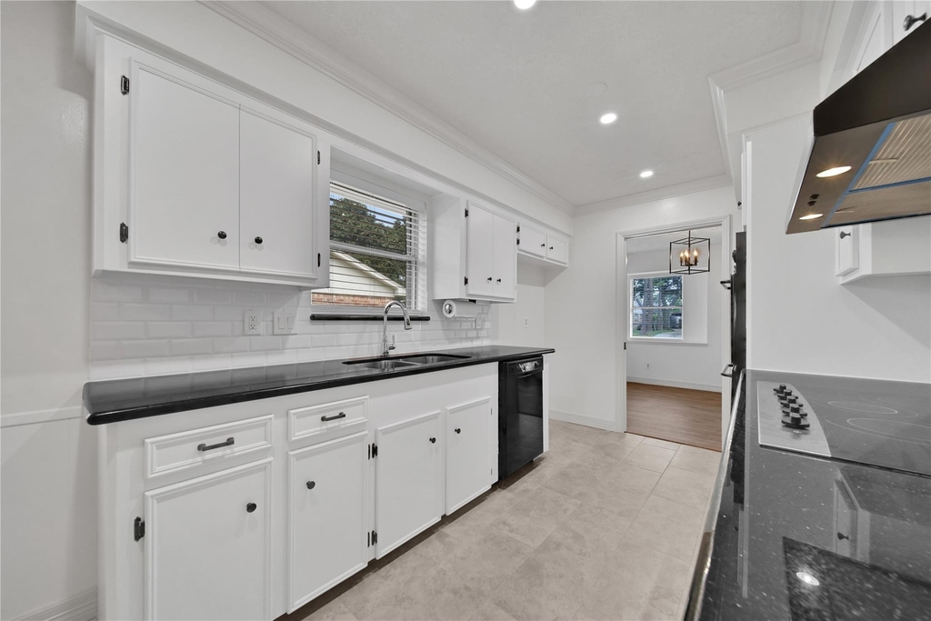 9411 Roos Road - Photo 18