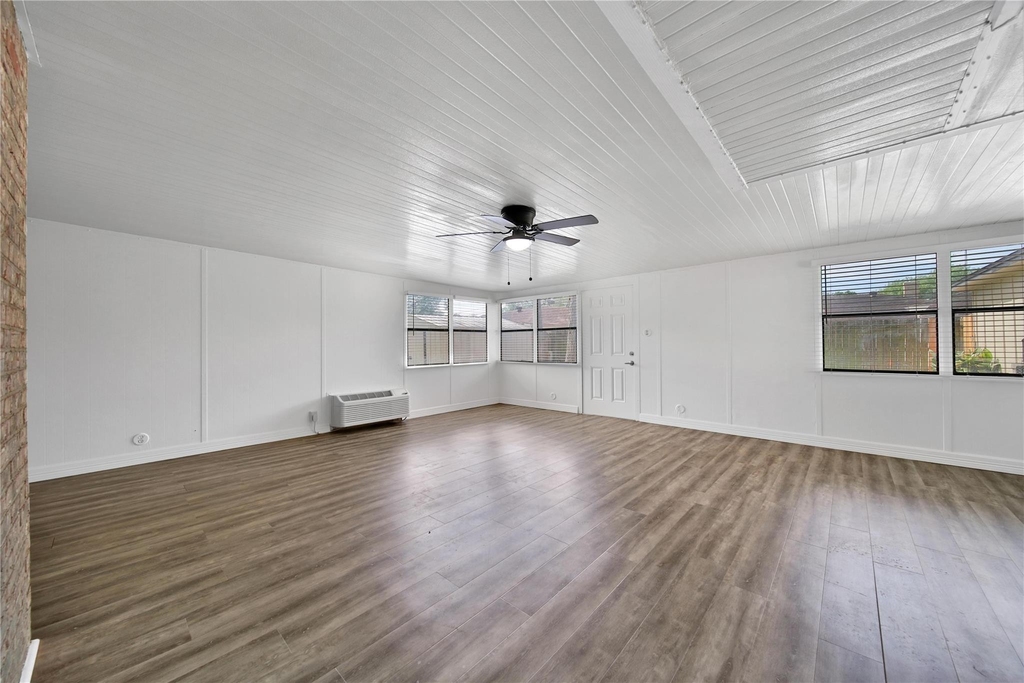 9411 Roos Road - Photo 15