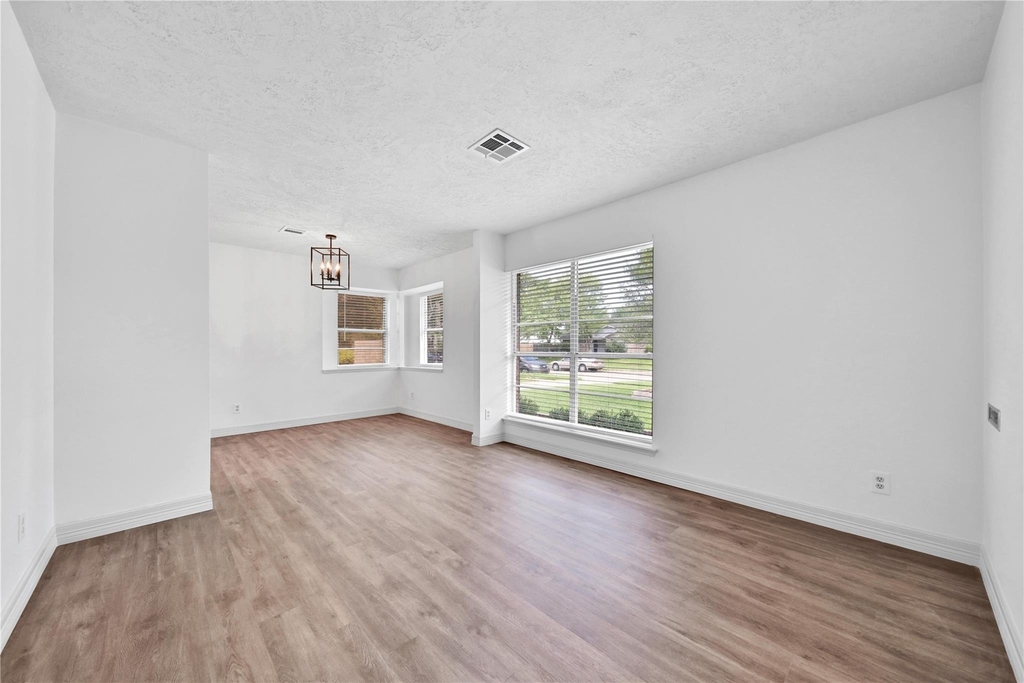 9411 Roos Road - Photo 10