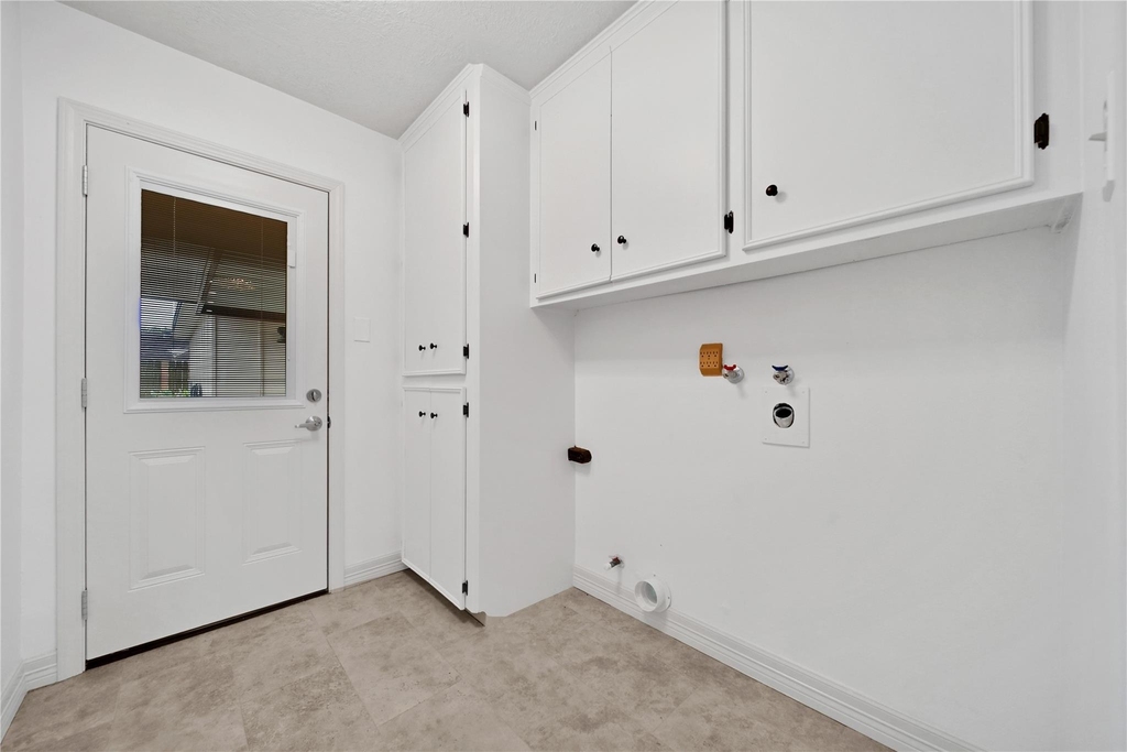 9411 Roos Road - Photo 23