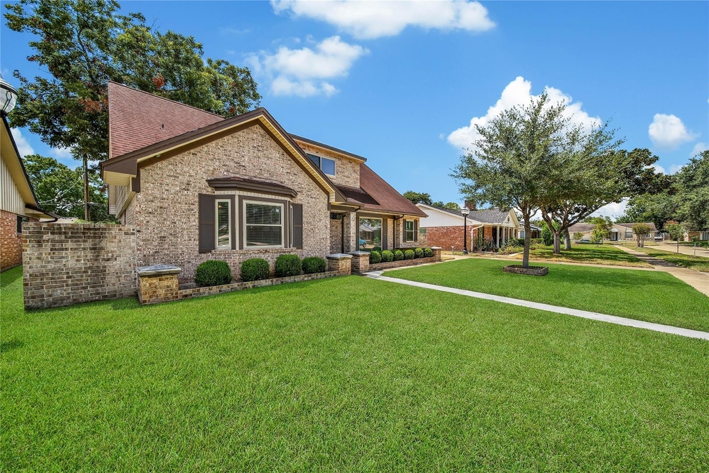 9411 Roos Road - Photo 0