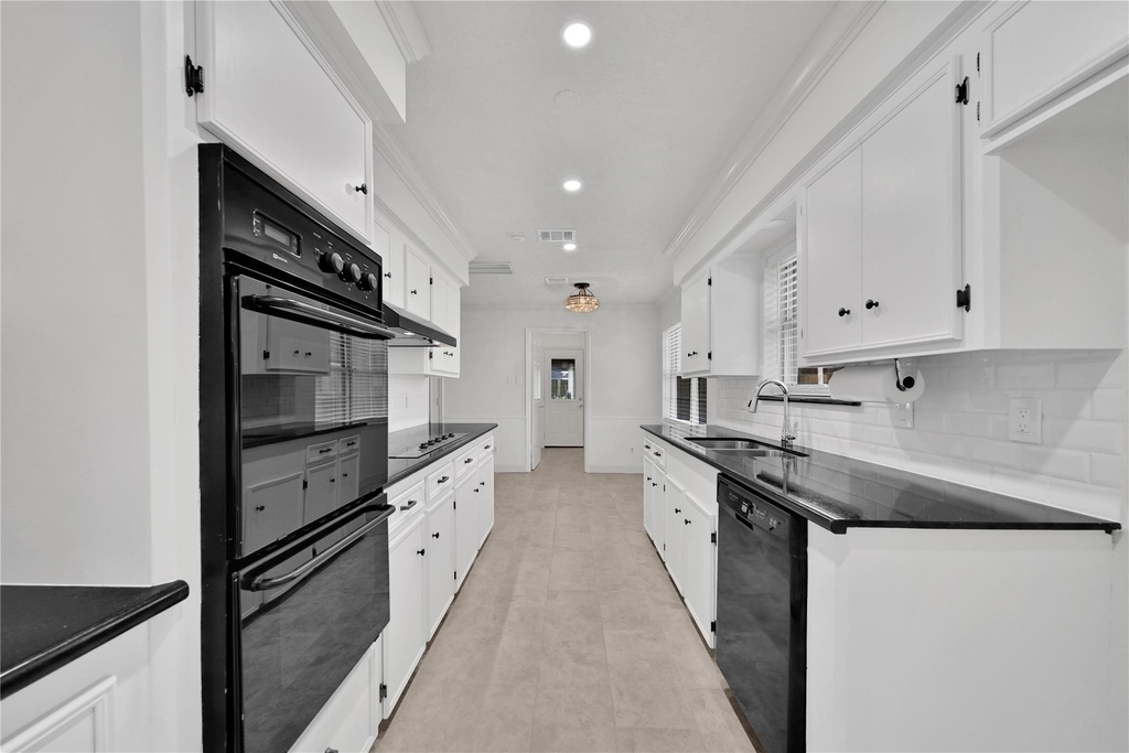 9411 Roos Road - Photo 17